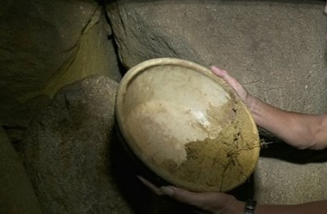 Phát hiện hang động có chậu sứ nghi là cổ vật - Ảnh 2. Phát hiện hang động có chậu sứ nghi là cổ vật - Ảnh 2.