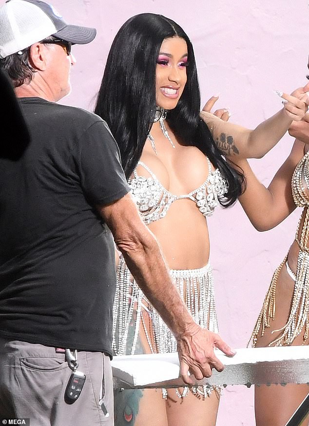 Cardi B mặc hở bạo, tuyên bố chia tay chồng - Ảnh 2. Cardi B mặc hở bạo, tuyên bố chia tay chồng - Ảnh 2.