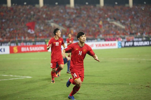 Công Phượng bất ngờ được Quỳnh Búp bê, Hương Tràm “tỏ tình” sau bàn thắng vào lưới Philippines - Ảnh 2. Công Phượng bất ngờ được Quỳnh Búp bê, Hương Tràm “tỏ tình” sau bàn thắng vào lưới Philippines - Ảnh 2.