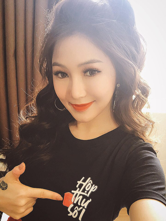 Công Phượng bất ngờ được Quỳnh Búp bê, Hương Tràm “tỏ tình” sau bàn thắng vào lưới Philippines - Ảnh 4. Công Phượng bất ngờ được Quỳnh Búp bê, Hương Tràm “tỏ tình” sau bàn thắng vào lưới Philippines - Ảnh 4.