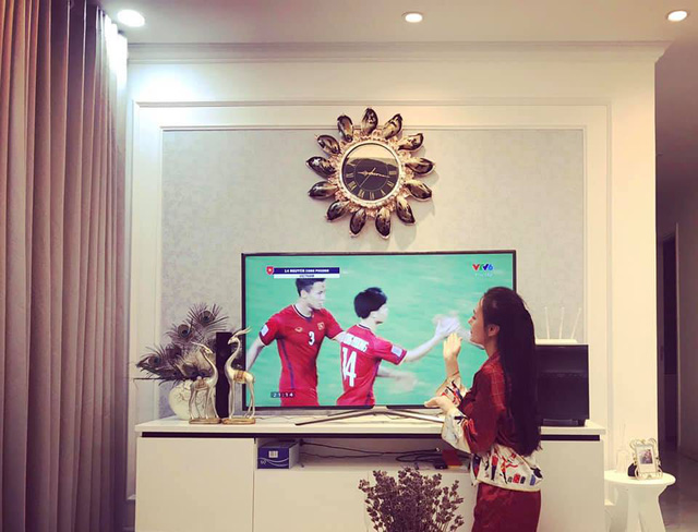 Công Phượng bất ngờ được Quỳnh Búp bê, Hương Tràm “tỏ tình” sau bàn thắng vào lưới Philippines - Ảnh 6. Công Phượng bất ngờ được Quỳnh Búp bê, Hương Tràm “tỏ tình” sau bàn thắng vào lưới Philippines - Ảnh 6.
