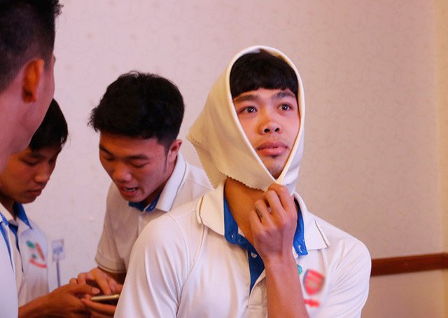 Công Phượng bất ngờ được Quỳnh Búp bê, Hương Tràm “tỏ tình” sau bàn thắng vào lưới Philippines - Ảnh 8. Công Phượng bất ngờ được Quỳnh Búp bê, Hương Tràm “tỏ tình” sau bàn thắng vào lưới Philippines - Ảnh 8.