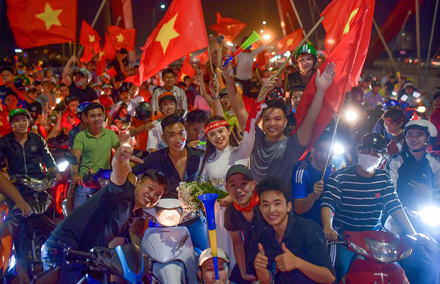 Thú vị hình ảnh thiếu nữ mặc áo dài vẫy cờ cổ vũ ĐT Việt Nam trên cầu Bình Lợi - Ảnh 6. Thú vị hình ảnh thiếu nữ mặc áo dài vẫy cờ cổ vũ ĐT Việt Nam trên cầu Bình Lợi - Ảnh 6.