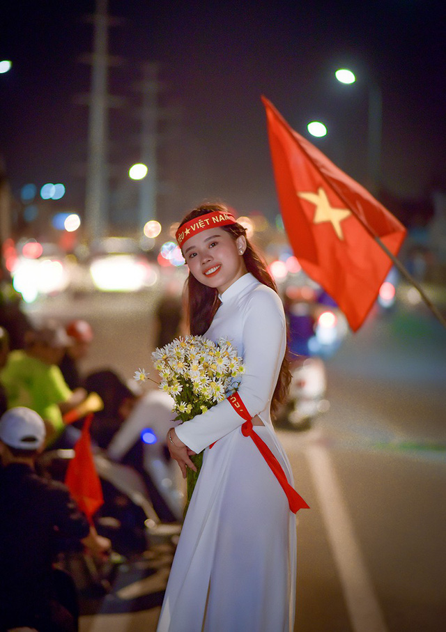 Thú vị hình ảnh thiếu nữ mặc áo dài vẫy cờ cổ vũ ĐT Việt Nam trên cầu Bình Lợi - Ảnh 8. Thú vị hình ảnh thiếu nữ mặc áo dài vẫy cờ cổ vũ ĐT Việt Nam trên cầu Bình Lợi - Ảnh 8.