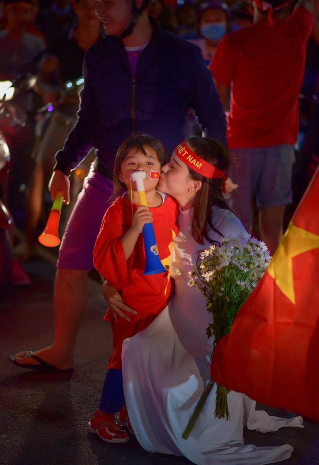 Thú vị hình ảnh thiếu nữ mặc áo dài vẫy cờ cổ vũ ĐT Việt Nam trên cầu Bình Lợi - Ảnh 10. Thú vị hình ảnh thiếu nữ mặc áo dài vẫy cờ cổ vũ ĐT Việt Nam trên cầu Bình Lợi - Ảnh 10.