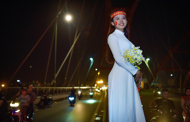 Thú vị hình ảnh thiếu nữ mặc áo dài vẫy cờ cổ vũ ĐT Việt Nam trên cầu Bình Lợi - Ảnh 12. Thú vị hình ảnh thiếu nữ mặc áo dài vẫy cờ cổ vũ ĐT Việt Nam trên cầu Bình Lợi - Ảnh 12.
