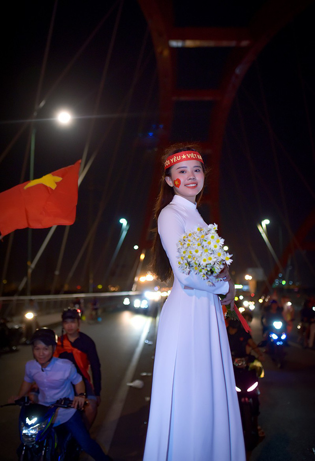 Thú vị hình ảnh thiếu nữ mặc áo dài vẫy cờ cổ vũ ĐT Việt Nam trên cầu Bình Lợi - Ảnh 14. Thú vị hình ảnh thiếu nữ mặc áo dài vẫy cờ cổ vũ ĐT Việt Nam trên cầu Bình Lợi - Ảnh 14.