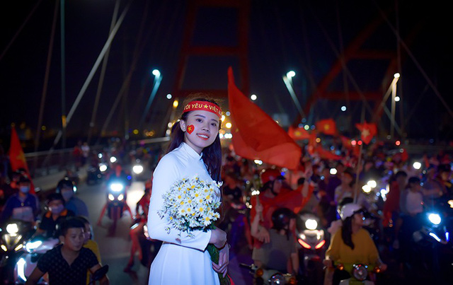 Thú vị hình ảnh thiếu nữ mặc áo dài vẫy cờ cổ vũ ĐT Việt Nam trên cầu Bình Lợi - Ảnh 16. Thú vị hình ảnh thiếu nữ mặc áo dài vẫy cờ cổ vũ ĐT Việt Nam trên cầu Bình Lợi - Ảnh 16.