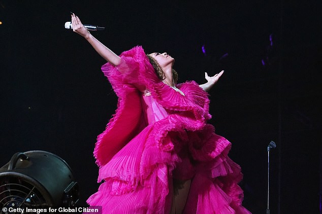 Beyonce đụng váy áo với minh tinh Bollywood - Ảnh 8. Beyonce đụng váy áo với minh tinh Bollywood - Ảnh 8.
