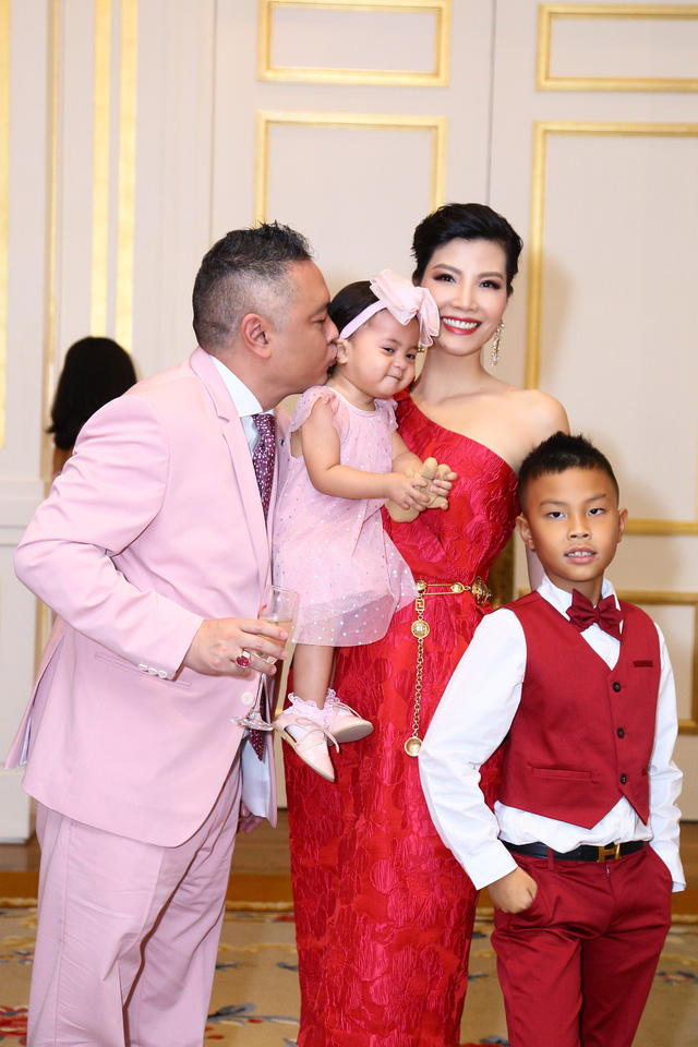 Vũ Cẩm Nhung từng khuyên chồng đi lấy vợ khác vì không thể sinh con - Ảnh 10. Vũ Cẩm Nhung từng khuyên chồng đi lấy vợ khác vì không thể sinh con - Ảnh 10.