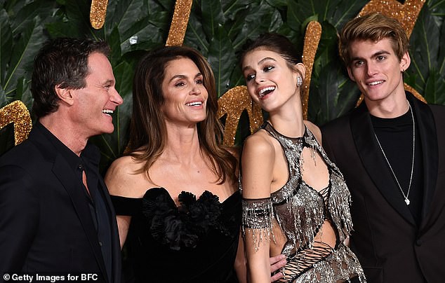 Con gái 17 tuổi của siêu mẫu Cindy Crawford được vinh danh siêu mẫu của năm - Ảnh 8. Con gái 17 tuổi của siêu mẫu Cindy Crawford được vinh danh siêu mẫu của năm - Ảnh 8.