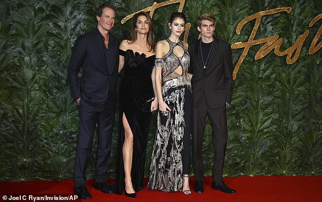 Con gái 17 tuổi của siêu mẫu Cindy Crawford được vinh danh siêu mẫu của năm - Ảnh 10. Con gái 17 tuổi của siêu mẫu Cindy Crawford được vinh danh siêu mẫu của năm - Ảnh 10.