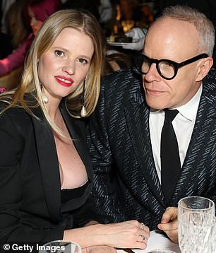 Choáng váng với áo hở bạo của siêu mẫu Lara Stone - Ảnh 10. Choáng váng với áo hở bạo của siêu mẫu Lara Stone - Ảnh 10.