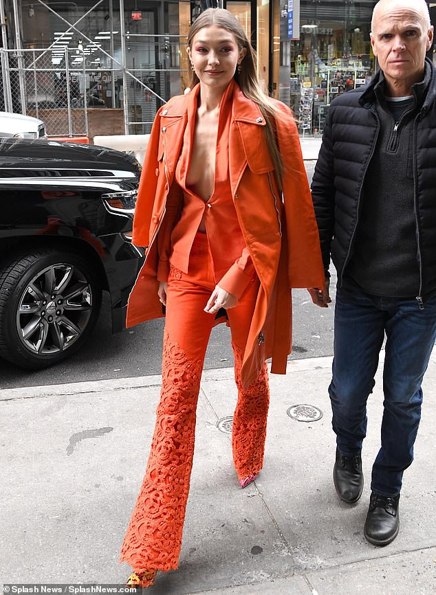 Gigi Hadid thả rông vòng một ra phố - Ảnh 8.