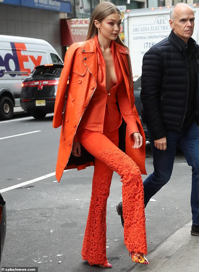 Gigi Hadid thả rông vòng một ra phố - Ảnh 12.