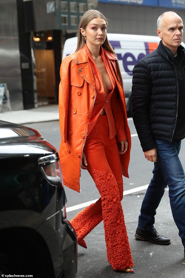 Gigi Hadid thả rông vòng một ra phố - Ảnh 22.