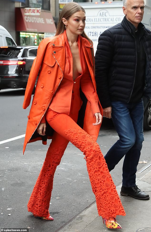 Gigi Hadid thả rông vòng một ra phố - Ảnh 24.