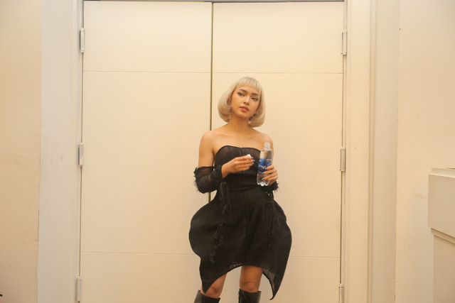 Đọ thần th&aacute;i, Ch&acirc;u B&ugrave;i v&agrave; Jolie Nguyễn, ai hơn ai? - Ảnh 10.