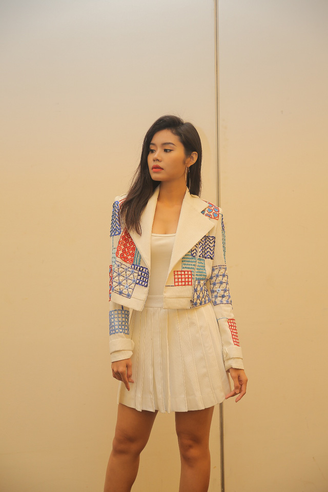 Đọ thần th&aacute;i, Ch&acirc;u B&ugrave;i v&agrave; Jolie Nguyễn, ai hơn ai? - Ảnh 28.