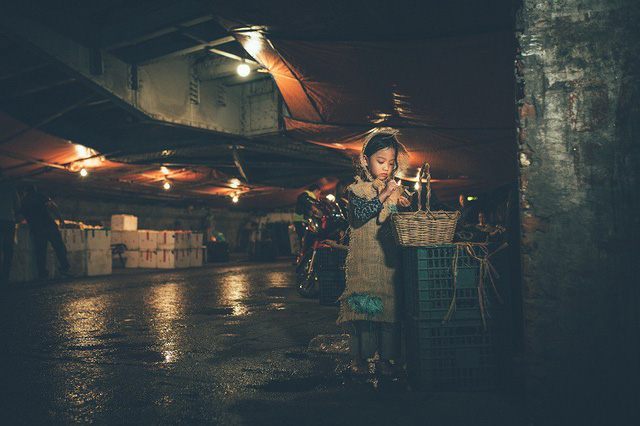 Xúc động bộ ảnh “Em bé bán diêm” trong đêm rét mướt - Ảnh 4.