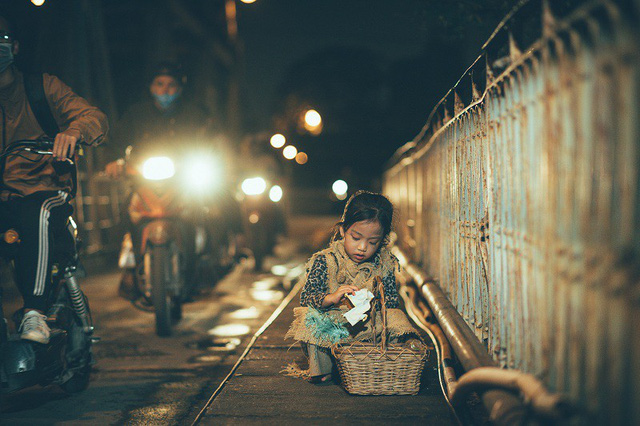 Xúc động bộ ảnh “Em bé bán diêm” trong đêm rét mướt - Ảnh 16.
