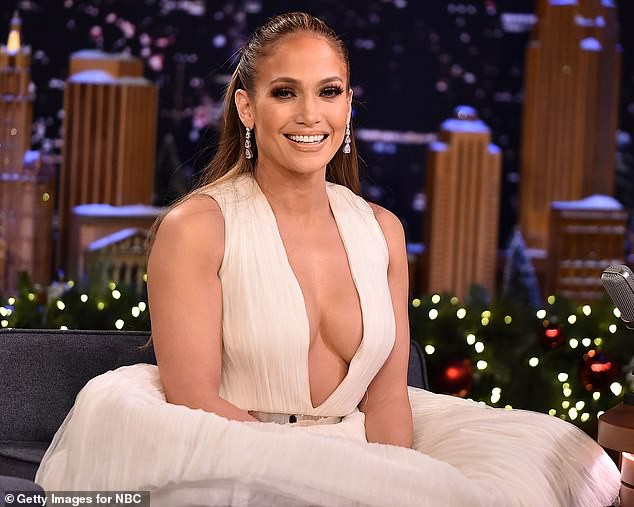 Jennifer Lopez gợi cảm với váy xẻ sâu - Ảnh 6. Jennifer Lopez gợi cảm với váy xẻ sâu - Ảnh 6.
