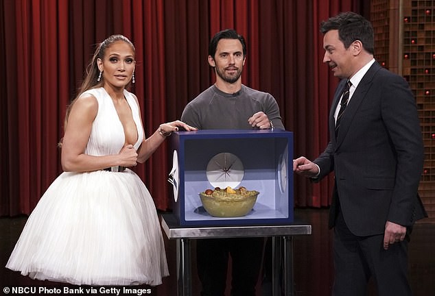 Jennifer Lopez gợi cảm với váy xẻ sâu - Ảnh 12. Jennifer Lopez gợi cảm với váy xẻ sâu - Ảnh 12.