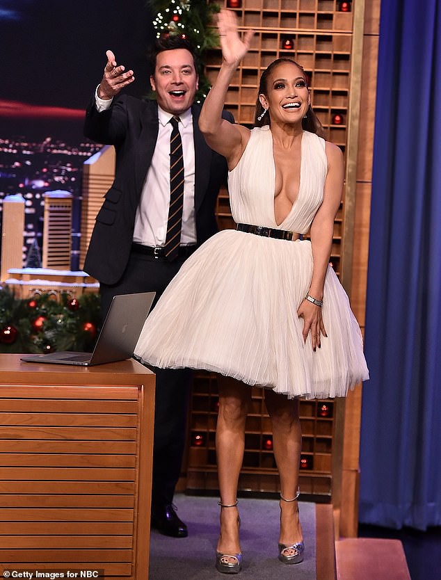 Jennifer Lopez gợi cảm với váy xẻ sâu - Ảnh 14. Jennifer Lopez gợi cảm với váy xẻ sâu - Ảnh 14.