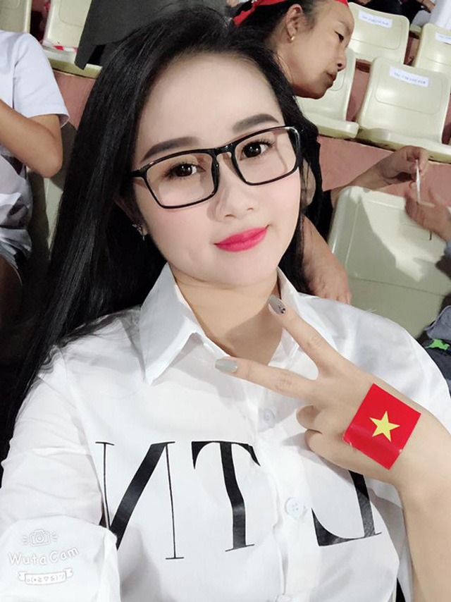 Quế Ngọc Hải, Nguyễn Tiến Linh xiêu lòng hai hot girl xinh nhất thành Vinh - Ảnh 12. Quế Ngọc Hải, Nguyễn Tiến Linh xiêu lòng hai hot girl xinh nhất thành Vinh - Ảnh 12.