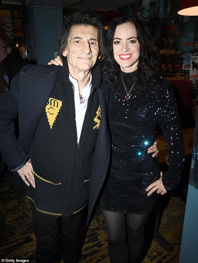 Ronnie Wood hạnh phúc bên vợ kém 30 tuổi - Ảnh 2. Ronnie Wood hạnh phúc bên vợ kém 30 tuổi - Ảnh 2.