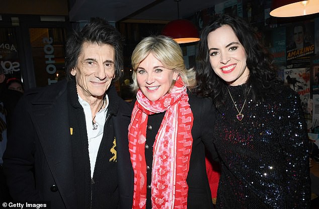 Ronnie Wood hạnh phúc bên vợ kém 30 tuổi - Ảnh 4. Ronnie Wood hạnh phúc bên vợ kém 30 tuổi - Ảnh 4.
