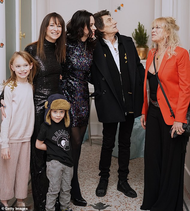 Ronnie Wood hạnh phúc bên vợ kém 30 tuổi - Ảnh 8. Ronnie Wood hạnh phúc bên vợ kém 30 tuổi - Ảnh 8.
