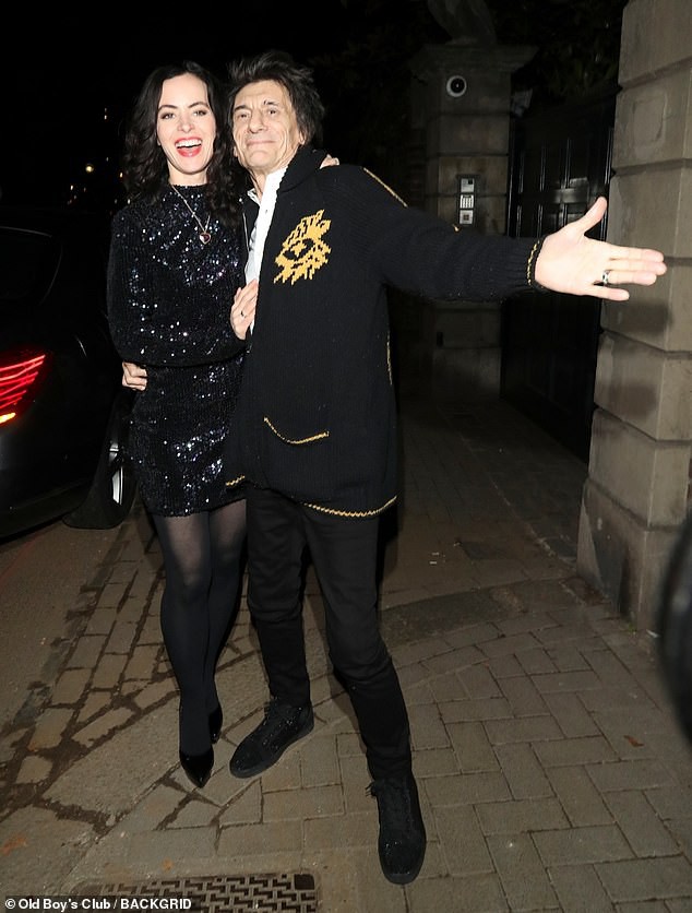 Ronnie Wood hạnh phúc bên vợ kém 30 tuổi - Ảnh 10. Ronnie Wood hạnh phúc bên vợ kém 30 tuổi - Ảnh 10.