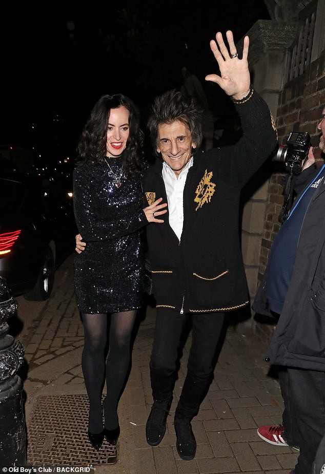 Ronnie Wood hạnh phúc bên vợ kém 30 tuổi - Ảnh 12. Ronnie Wood hạnh phúc bên vợ kém 30 tuổi - Ảnh 12.