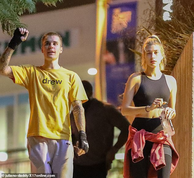 Vợ chồng Justin Bieber vui vẻ ra phố - Ảnh 4. Vợ chồng Justin Bieber vui vẻ ra phố - Ảnh 4.