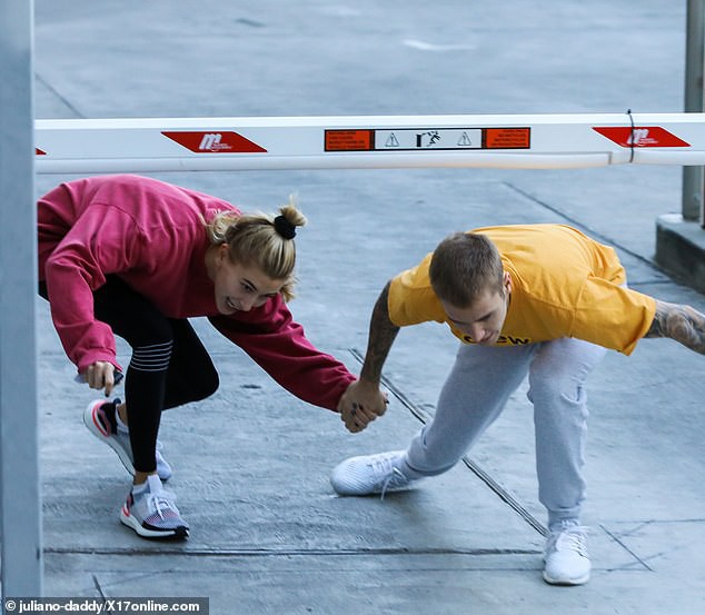 Vợ chồng Justin Bieber vui vẻ ra phố - Ảnh 10. Vợ chồng Justin Bieber vui vẻ ra phố - Ảnh 10.