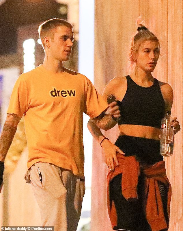 Vợ chồng Justin Bieber vui vẻ ra phố - Ảnh 12. Vợ chồng Justin Bieber vui vẻ ra phố - Ảnh 12.