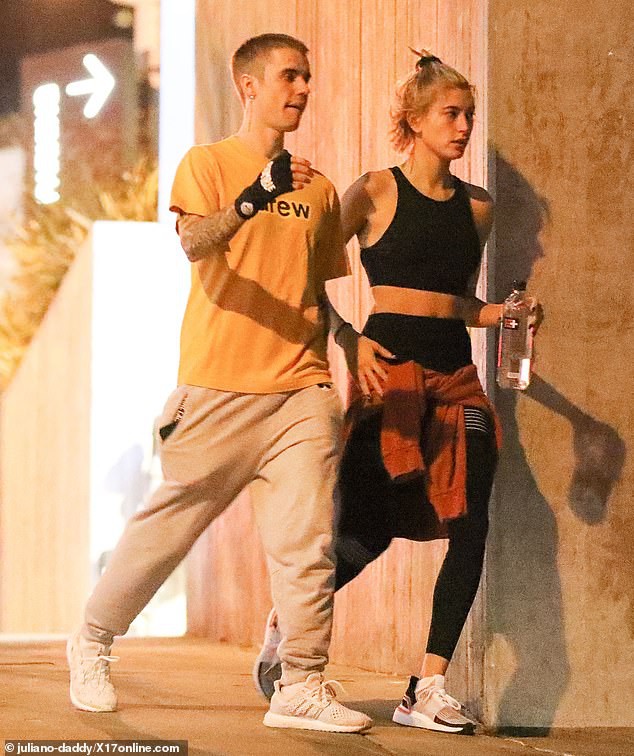 Vợ chồng Justin Bieber vui vẻ ra phố - Ảnh 14. Vợ chồng Justin Bieber vui vẻ ra phố - Ảnh 14.