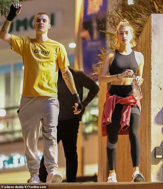 Vợ chồng Justin Bieber vui vẻ ra phố - Ảnh 18. Vợ chồng Justin Bieber vui vẻ ra phố - Ảnh 18.