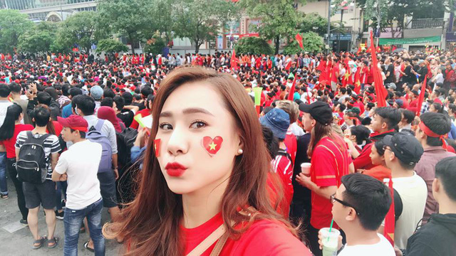 Xuân Bắc, Tự Long “nhận họ” với Đức Chinh cùng dàn sao cổ vũ tuyển Việt Nam - Ảnh 10. Xuân Bắc, Tự Long “nhận họ” với Đức Chinh cùng dàn sao cổ vũ tuyển Việt Nam - Ảnh 10.