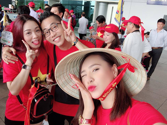 Xuân Bắc, Tự Long “nhận họ” với Đức Chinh cùng dàn sao cổ vũ tuyển Việt Nam - Ảnh 12. Xuân Bắc, Tự Long “nhận họ” với Đức Chinh cùng dàn sao cổ vũ tuyển Việt Nam - Ảnh 12.