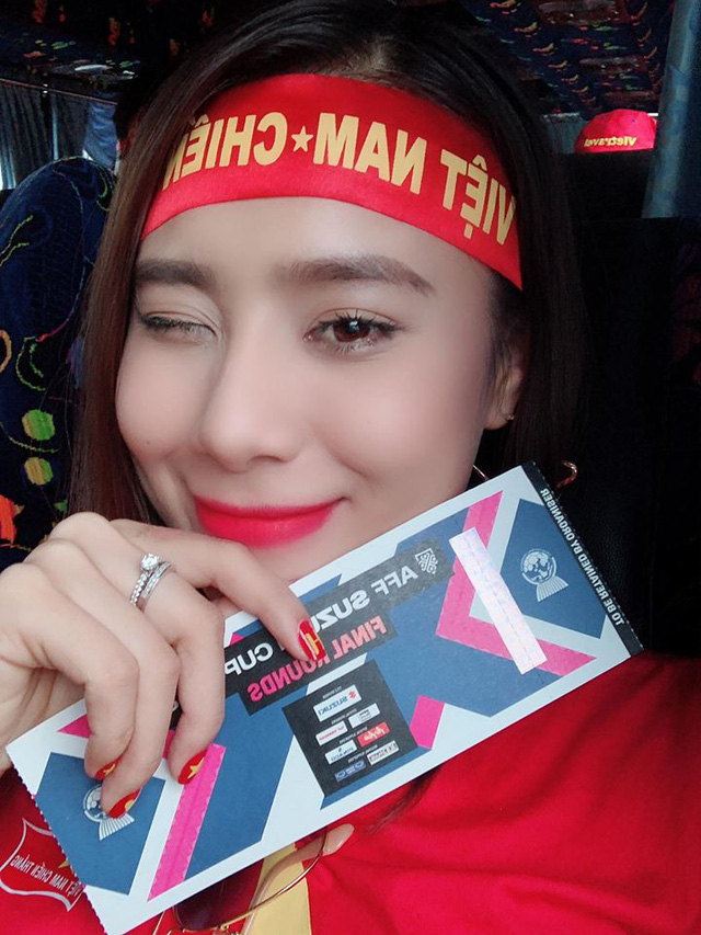 Xuân Bắc, Tự Long “nhận họ” với Đức Chinh cùng dàn sao cổ vũ tuyển Việt Nam - Ảnh 14. Xuân Bắc, Tự Long “nhận họ” với Đức Chinh cùng dàn sao cổ vũ tuyển Việt Nam - Ảnh 14.