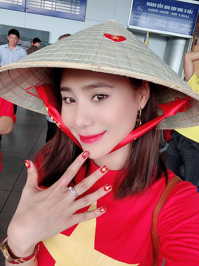 Xuân Bắc, Tự Long “nhận họ” với Đức Chinh cùng dàn sao cổ vũ tuyển Việt Nam - Ảnh 16. Xuân Bắc, Tự Long “nhận họ” với Đức Chinh cùng dàn sao cổ vũ tuyển Việt Nam - Ảnh 16.