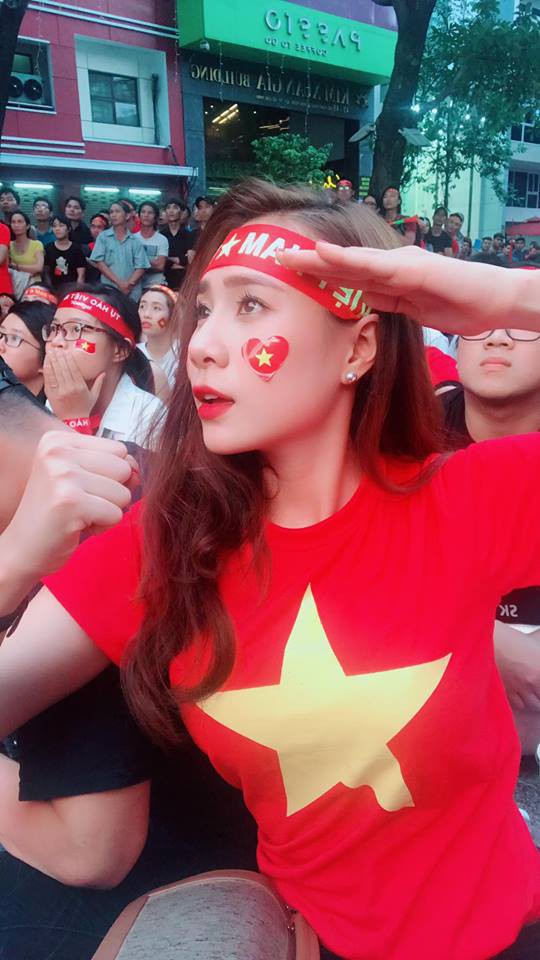 Xuân Bắc, Tự Long “nhận họ” với Đức Chinh cùng dàn sao cổ vũ tuyển Việt Nam - Ảnh 18. Xuân Bắc, Tự Long “nhận họ” với Đức Chinh cùng dàn sao cổ vũ tuyển Việt Nam - Ảnh 18.