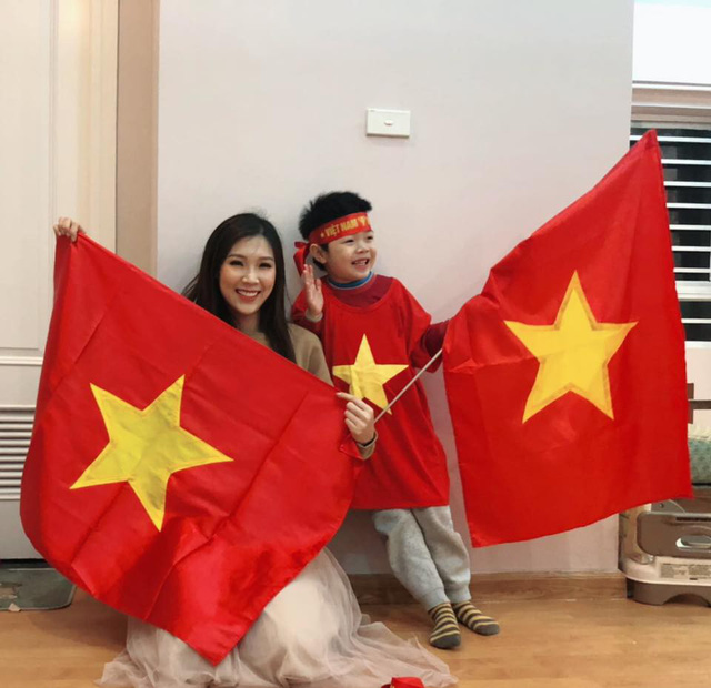 Xuân Bắc, Tự Long “nhận họ” với Đức Chinh cùng dàn sao cổ vũ tuyển Việt Nam - Ảnh 24. Xuân Bắc, Tự Long “nhận họ” với Đức Chinh cùng dàn sao cổ vũ tuyển Việt Nam - Ảnh 24.