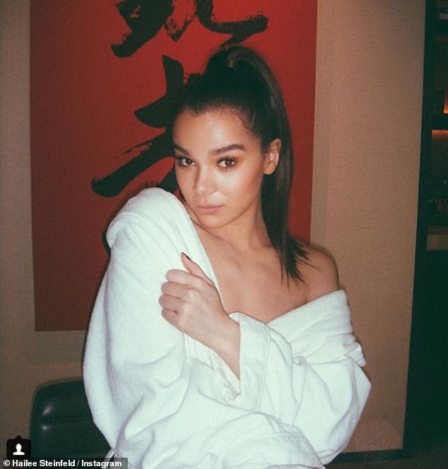 Hailee Steinfeld xinh đẹp tại Bắc Kinh - Ảnh 16. Hailee Steinfeld xinh đẹp tại Bắc Kinh - Ảnh 16.