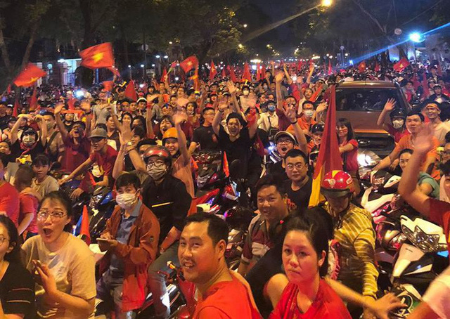 Sao Việt đi bão chúc mừng tuyển Việt Nam lên ngôi vô địch AFF Cup 2018 - Ảnh 12. Sao Việt đi bão chúc mừng tuyển Việt Nam lên ngôi vô địch AFF Cup 2018 - Ảnh 12.