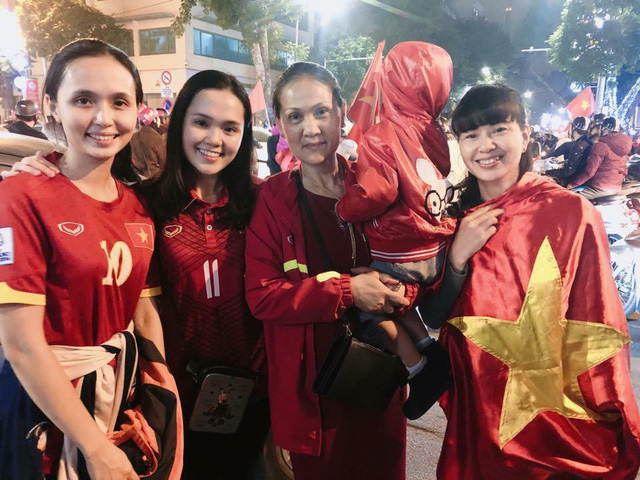 Hai chị em ruột là vợ và bạn gái tuyển thủ Việt Nam khoe sắc tại SVĐ Mỹ Đình - Ảnh 2. Hai chị em ruột là vợ và bạn gái tuyển thủ Việt Nam khoe sắc tại SVĐ Mỹ Đình - Ảnh 2.