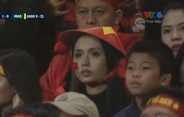 Hai chị em ruột là vợ và bạn gái tuyển thủ Việt Nam khoe sắc tại SVĐ Mỹ Đình - Ảnh 4. Hai chị em ruột là vợ và bạn gái tuyển thủ Việt Nam khoe sắc tại SVĐ Mỹ Đình - Ảnh 4.