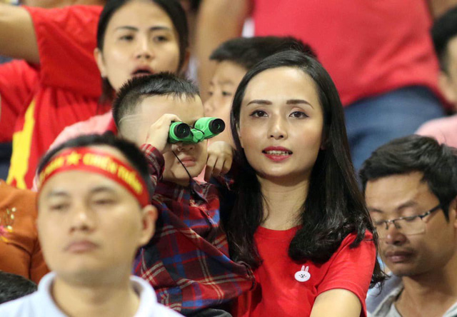 Hai chị em ruột là vợ và bạn gái tuyển thủ Việt Nam khoe sắc tại SVĐ Mỹ Đình - Ảnh 10. Hai chị em ruột là vợ và bạn gái tuyển thủ Việt Nam khoe sắc tại SVĐ Mỹ Đình - Ảnh 10.